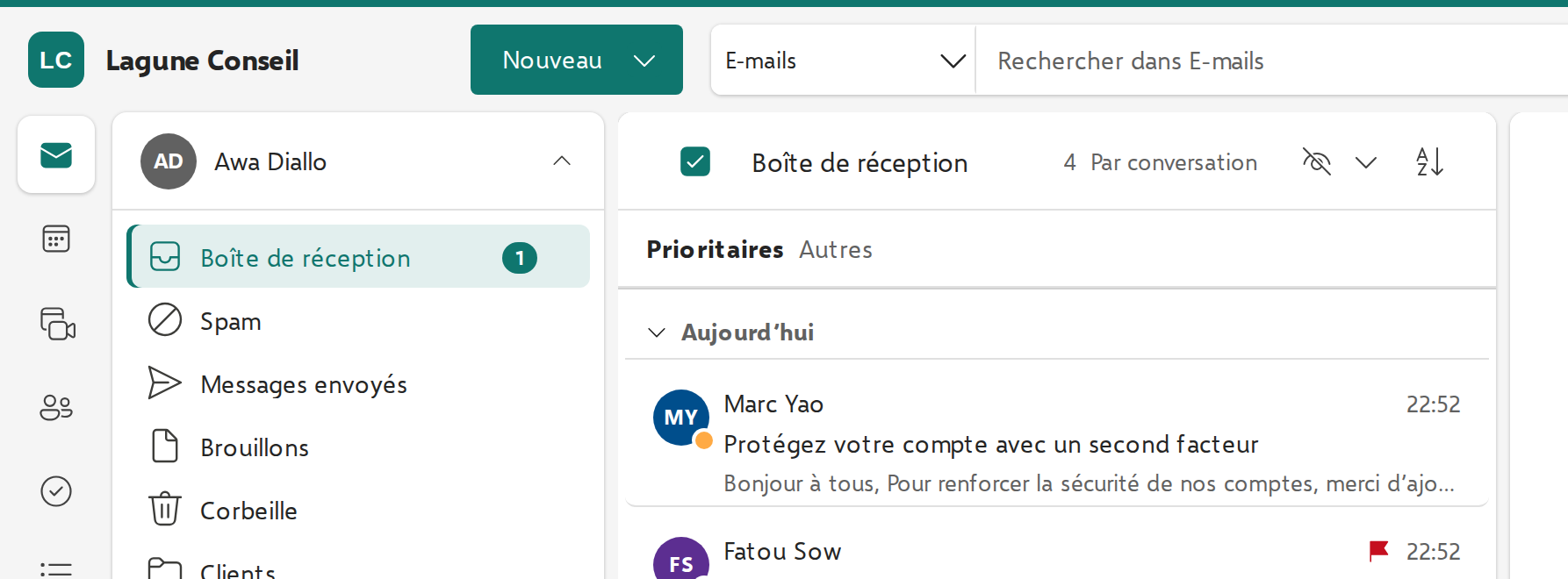 Messagerie aux couleurs d’une organisation : son nom et son monogramme en haut à gauche, sa couleur sur le bouton Nouveau et le liseré