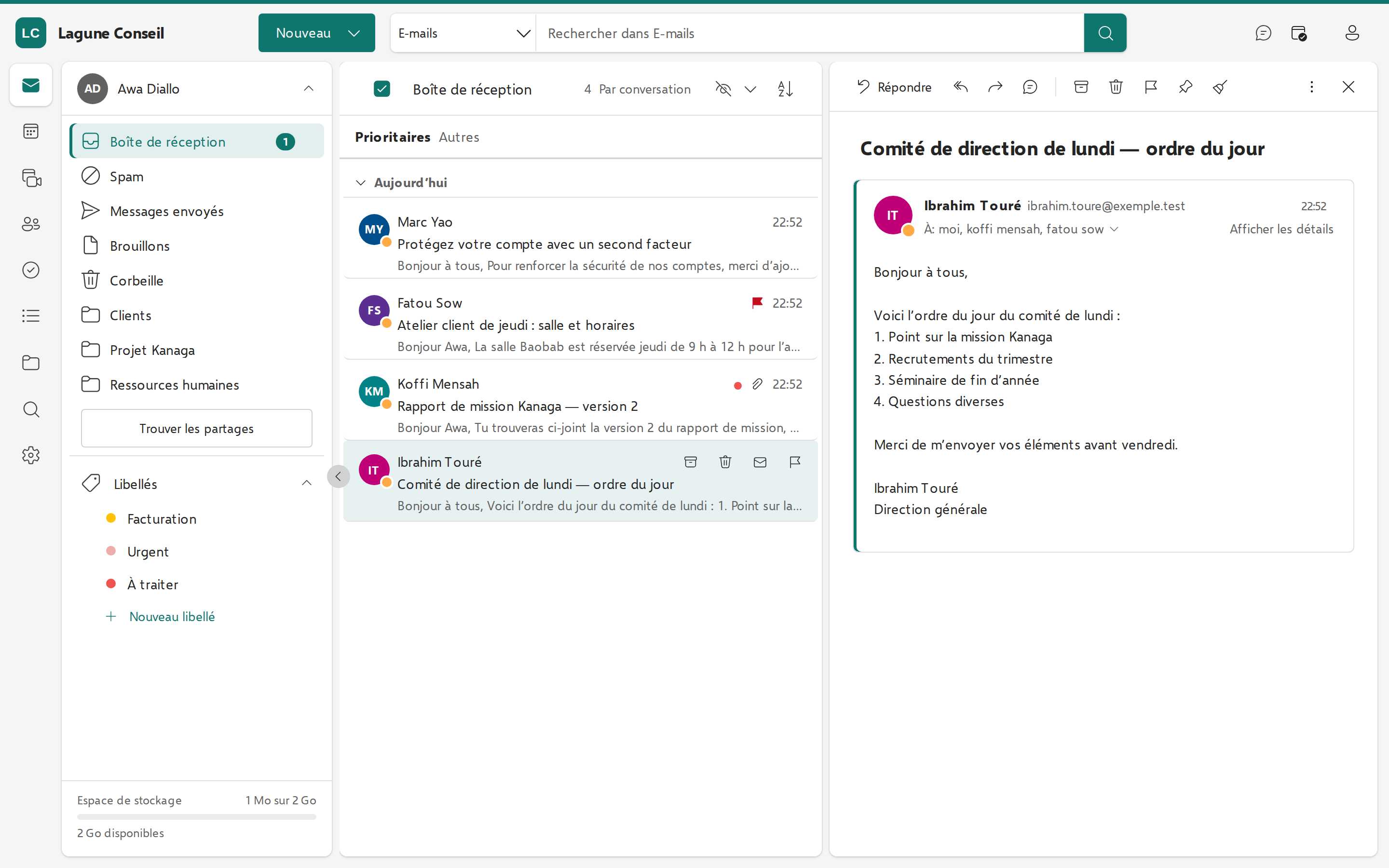 Écran de la messagerie : barre du haut avec Nouveau et la recherche, rail des applications à gauche, dossiers, liste des messages et message ouvert